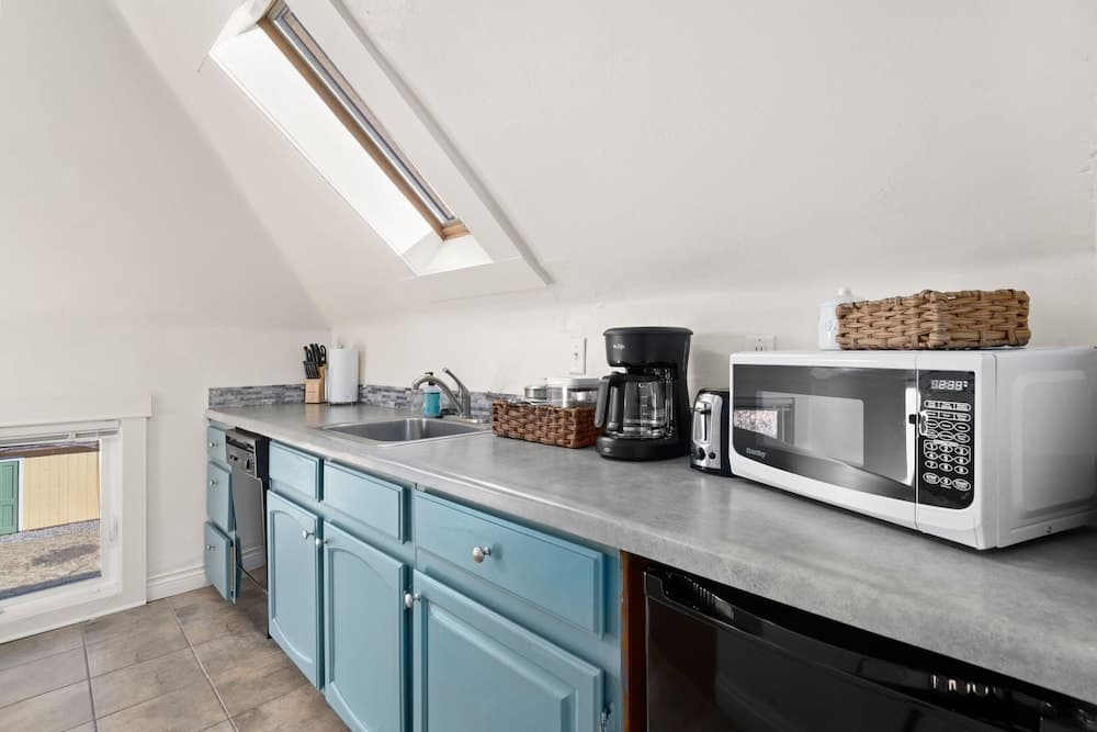 Cozy Victorian Cottage in the Heart of Old Town!