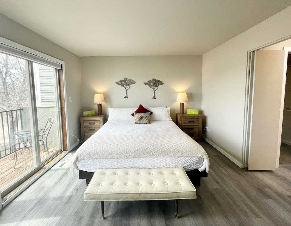 Peaceful Retro Retreat W/ Stunning Lake Views!