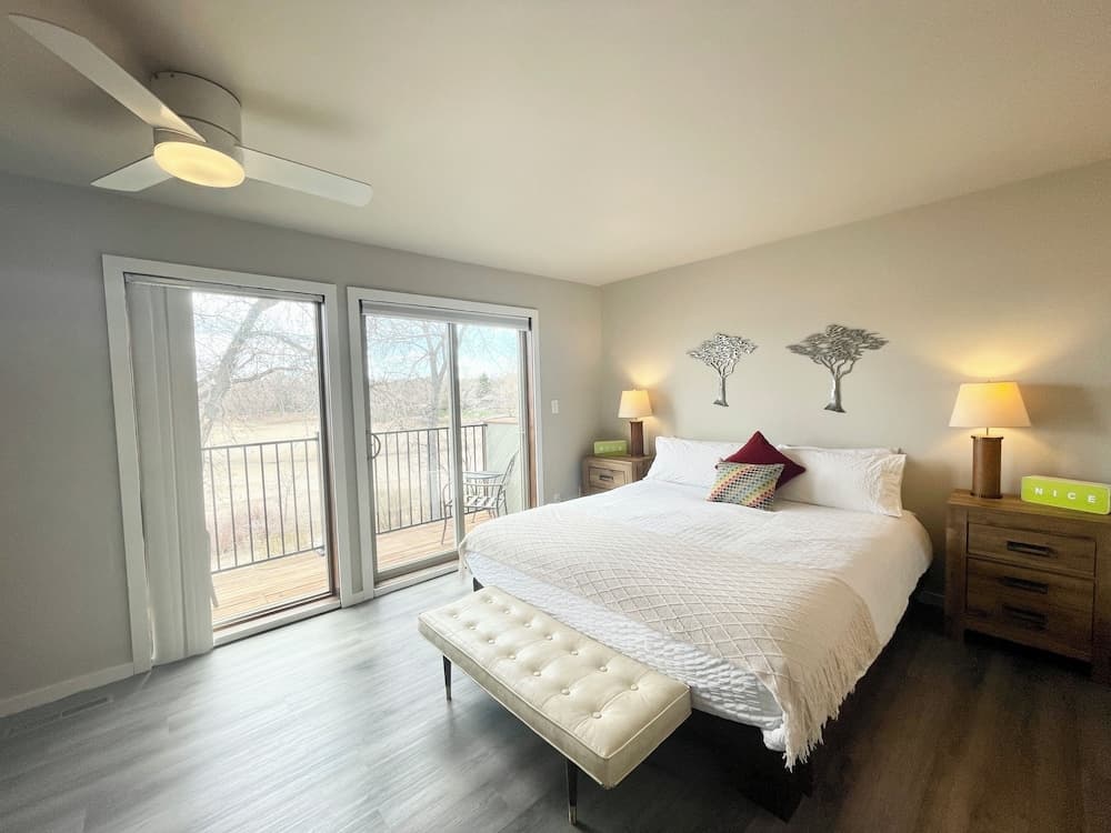 Peaceful Retro Retreat W/ Stunning Lake Views!