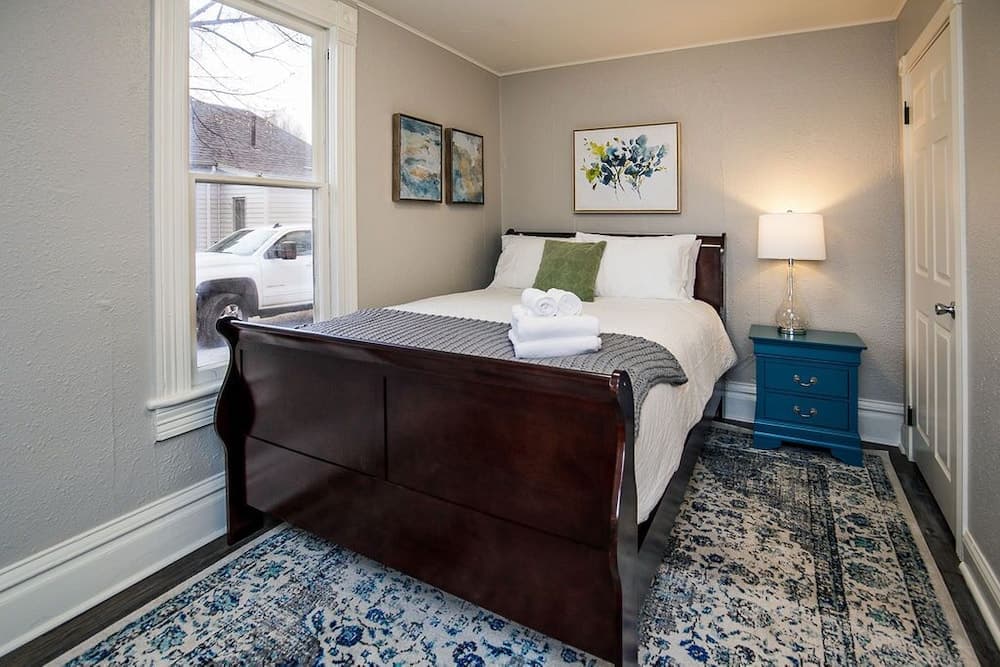 Couples Getaway | Walk to Unc | Free Cruiser Bikes