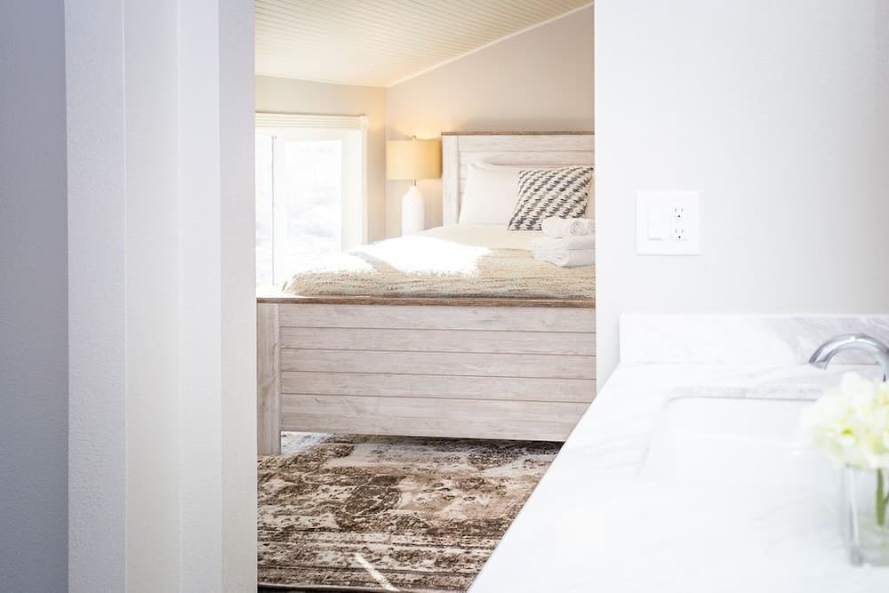 Couples Getaway | Walk to Unc | Free Cruiser Bikes