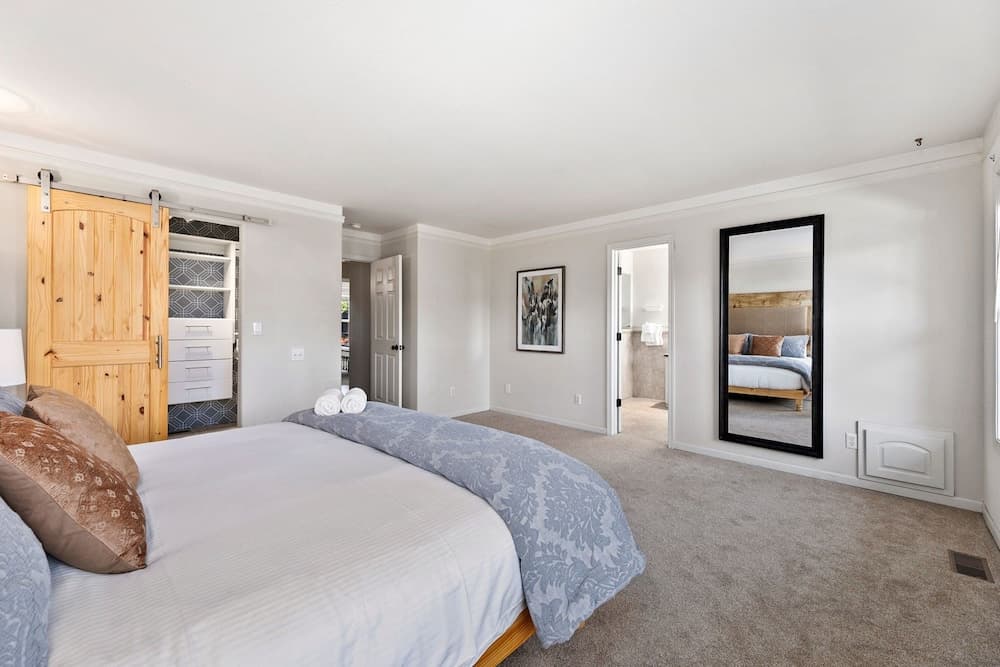 Scandinavian Chic – Hot Tub, Bikes and Lake Life!