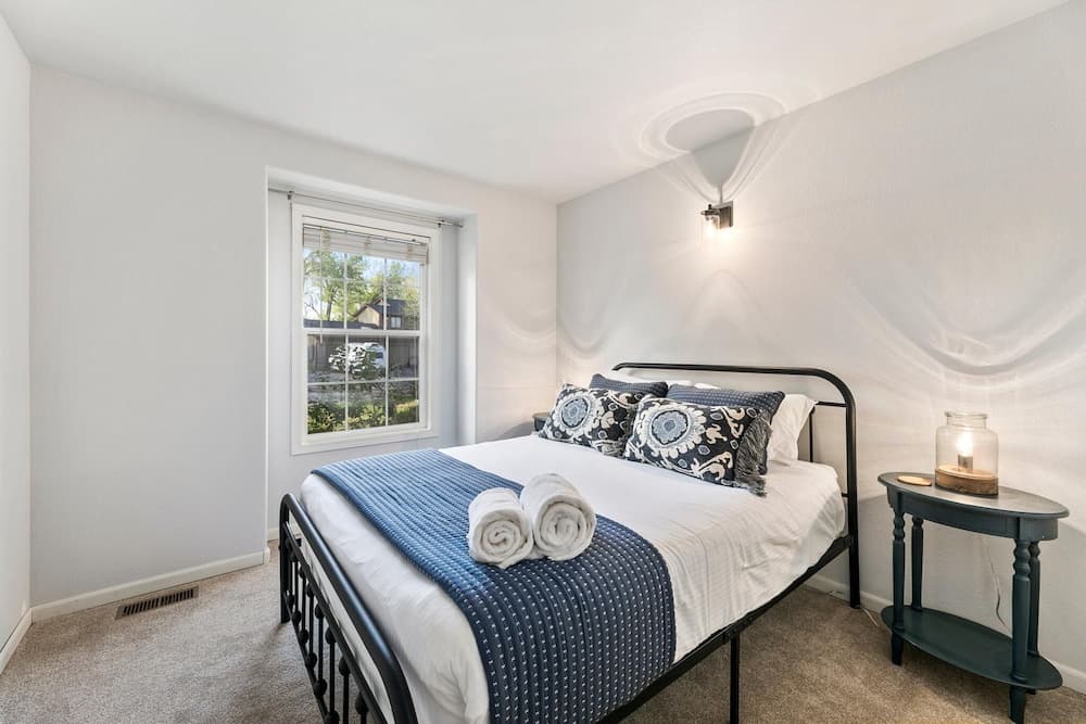 Scandinavian Chic – Hot Tub, Bikes and Lake Life!