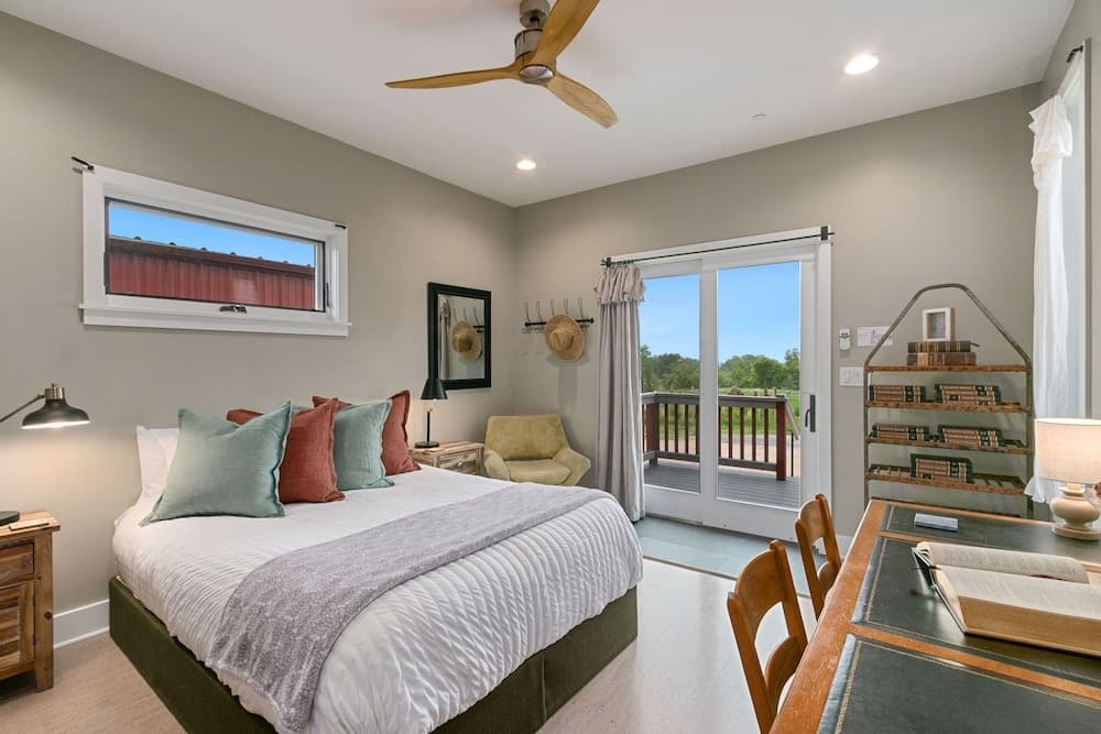 Spectacular Home in Peaceful Area Vineyard Views