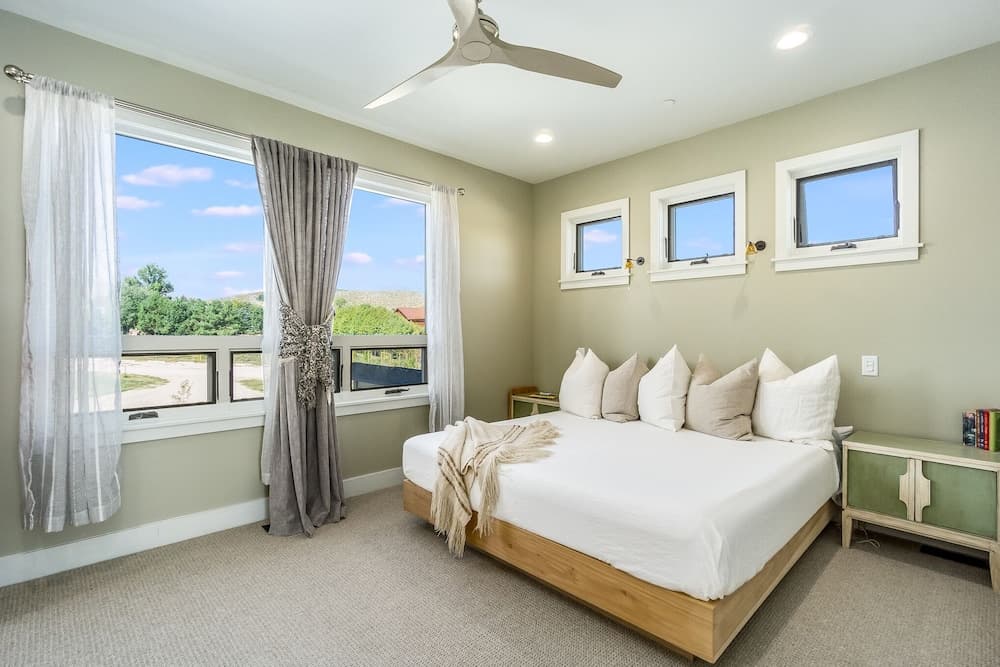 Spectacular Home in Peaceful Area Vineyard Views