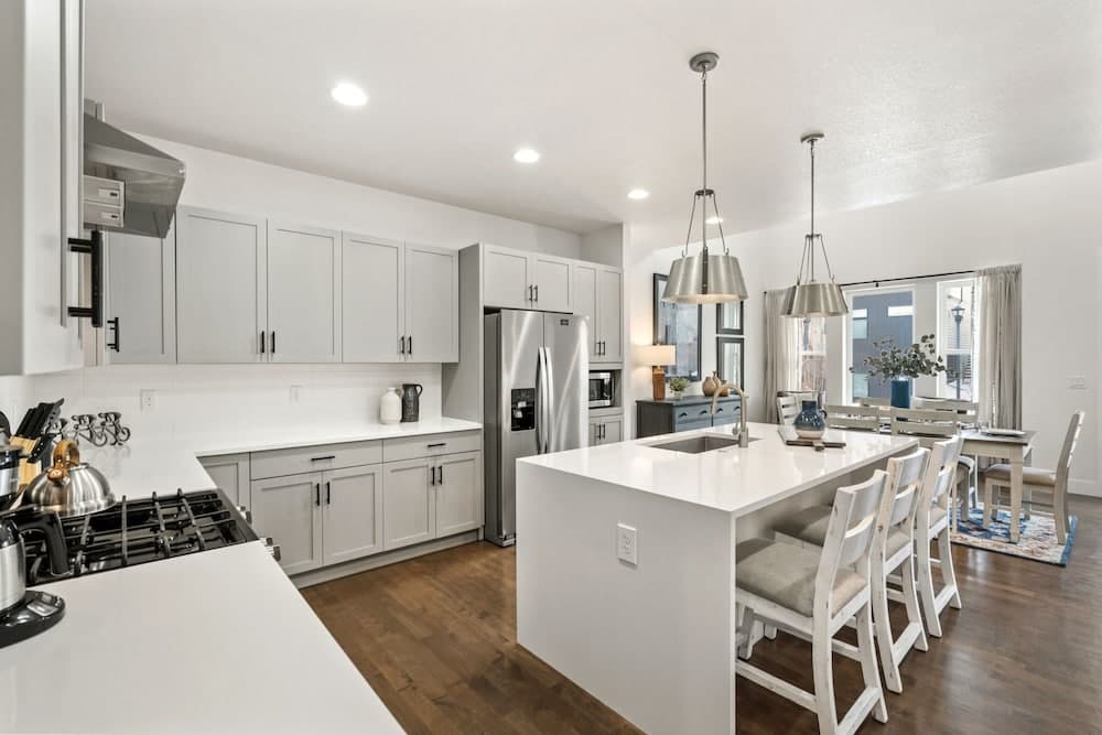 Steps From River & Old Town - Hot Tub & King Bd