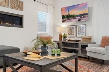 Steps From River & Old Town - Hot Tub & King Bd