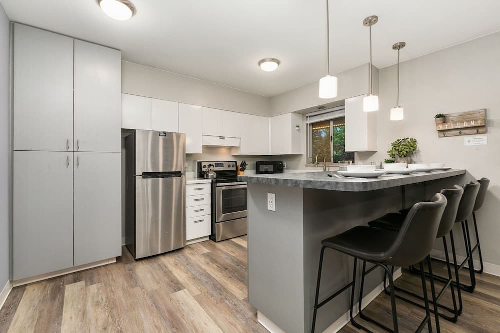 Lavender Suite Relaxed, Walkable Old Town Stay