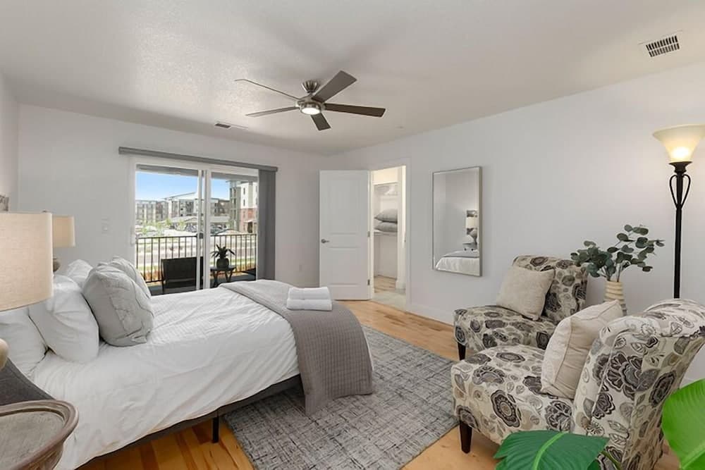 Gorgeous Townhome Steps From the Brewery District!