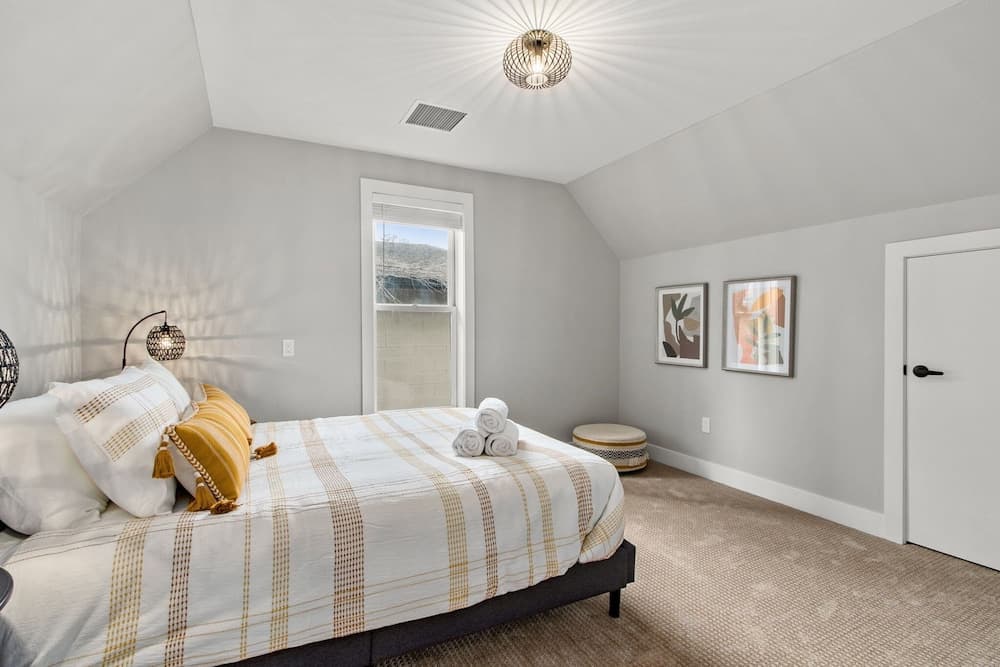 Spacious Downtown Apartment – Walk to Old Town Fc!