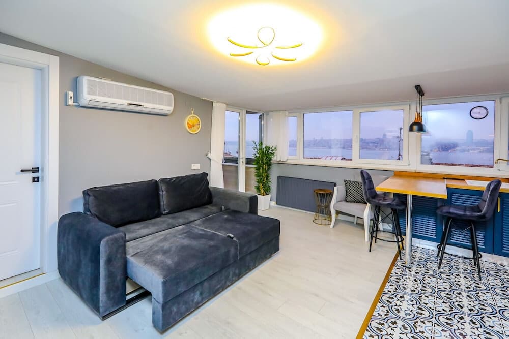 Vibrant Flat 500 m to Uskudar Ferry Station