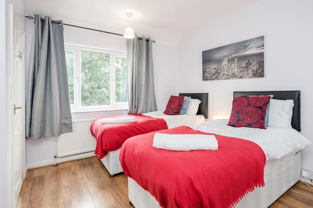 Dagenham Dream House - 4 Bedrooms