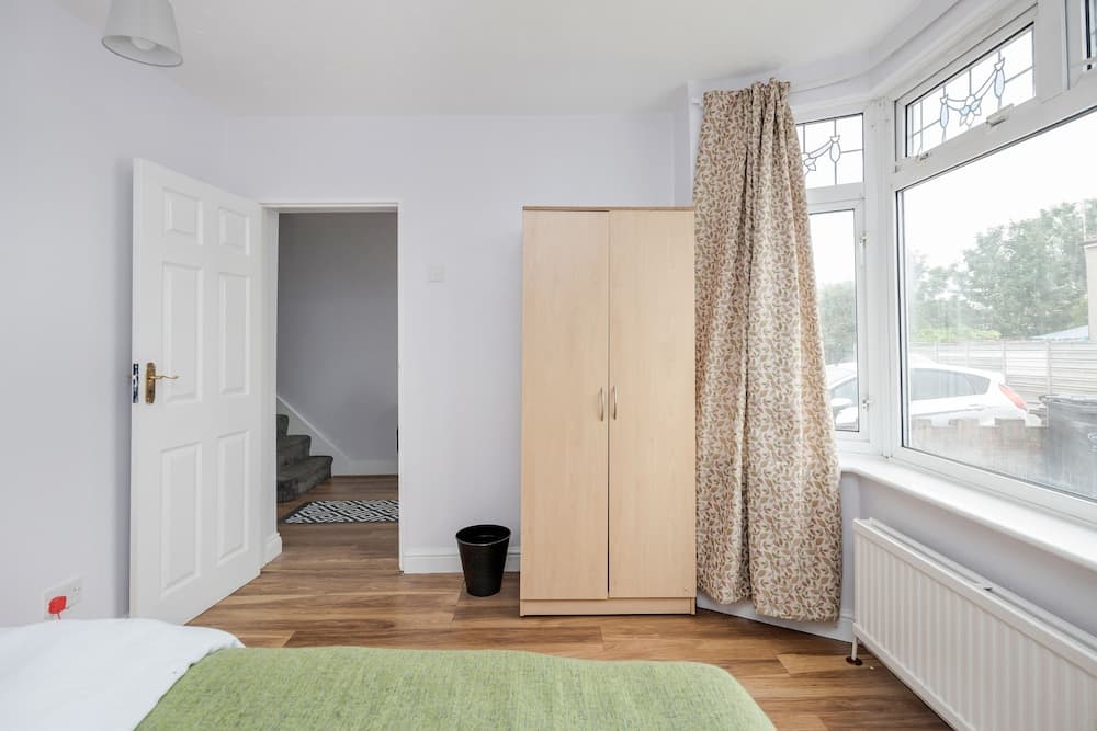 Dagenham Dream House - 4 Bedrooms