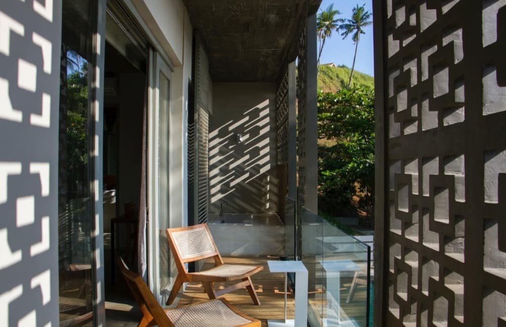 Modern Beach Villa With Roof Garden