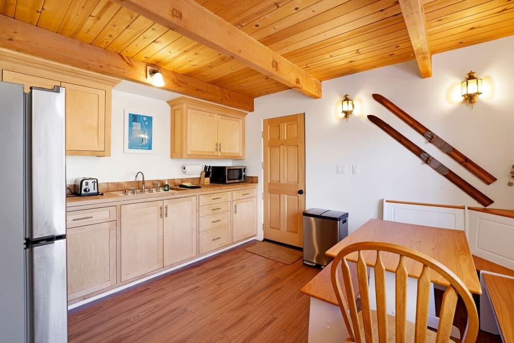 1980-cedar Chalet 2 Bedroom Home by Redawning