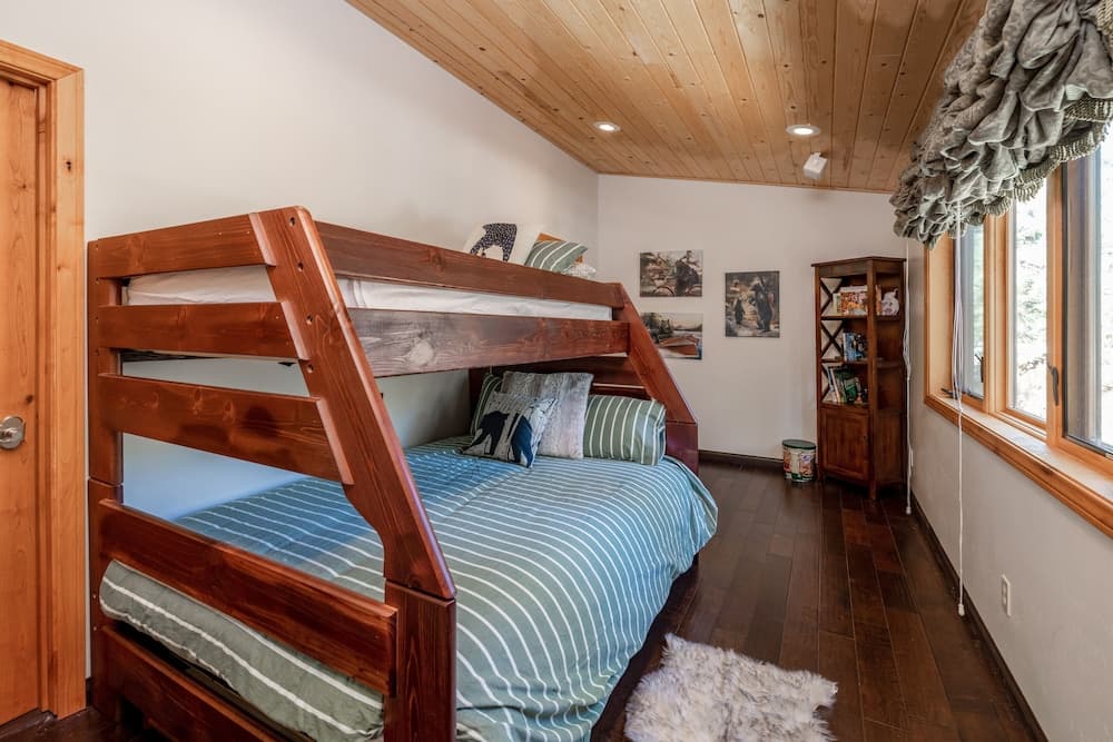 1971-winterset Lodge 5 Bedroom Home by Redawning