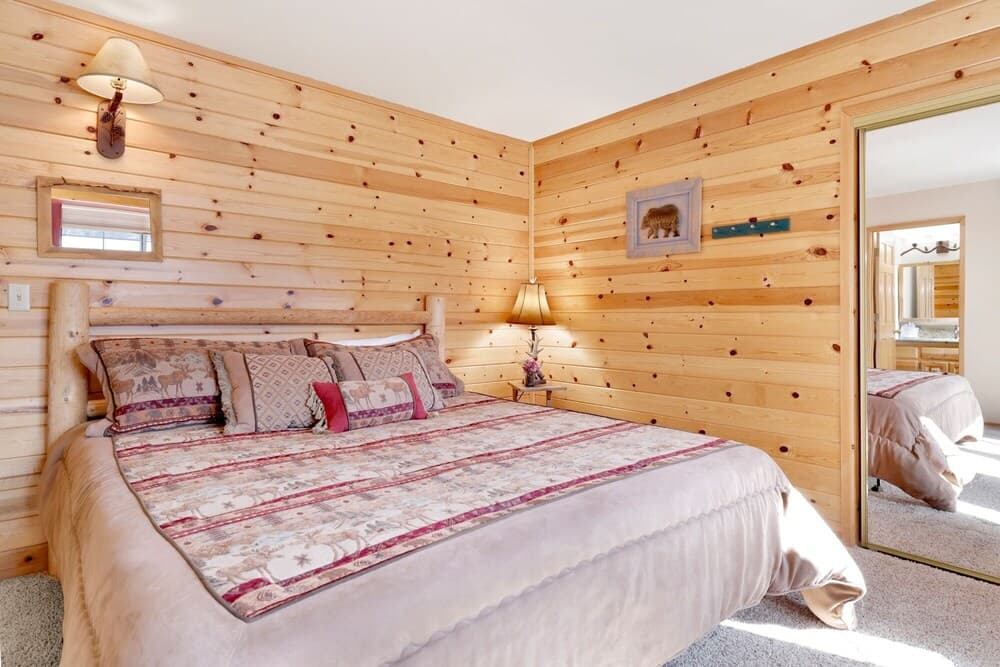 2071 - Hillside Haven 4 Bedroom Home by Redawning