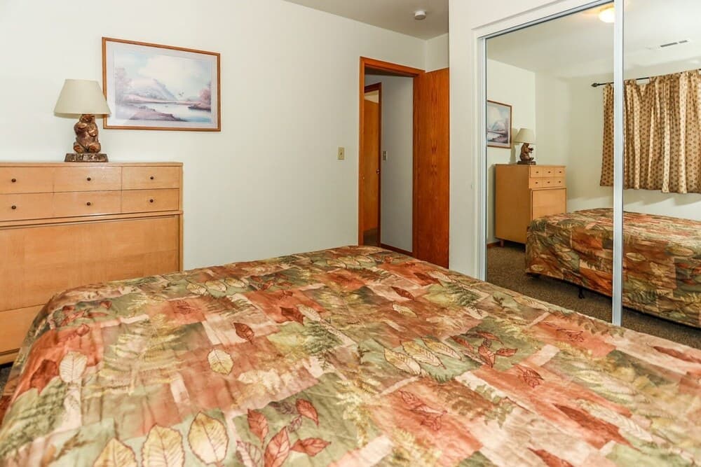 1890-cozy Hollow 2 Bedroom Home by Redawning