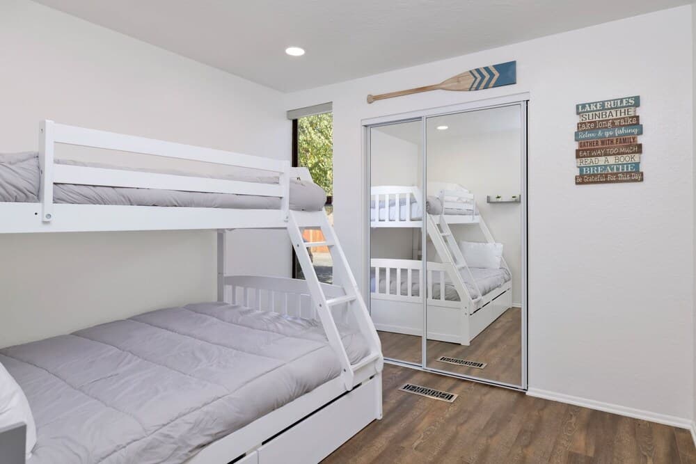 2082 - Blue Jay Getaway 2 Bedroom Home by Redawning