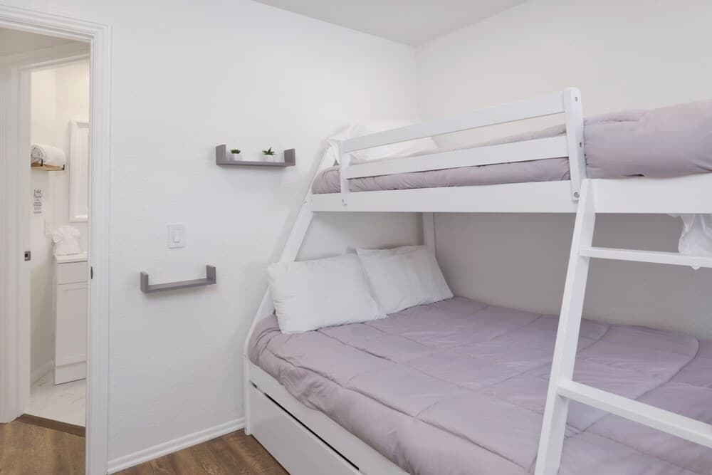 2082 - Blue Jay Getaway 2 Bedroom Home by Redawning