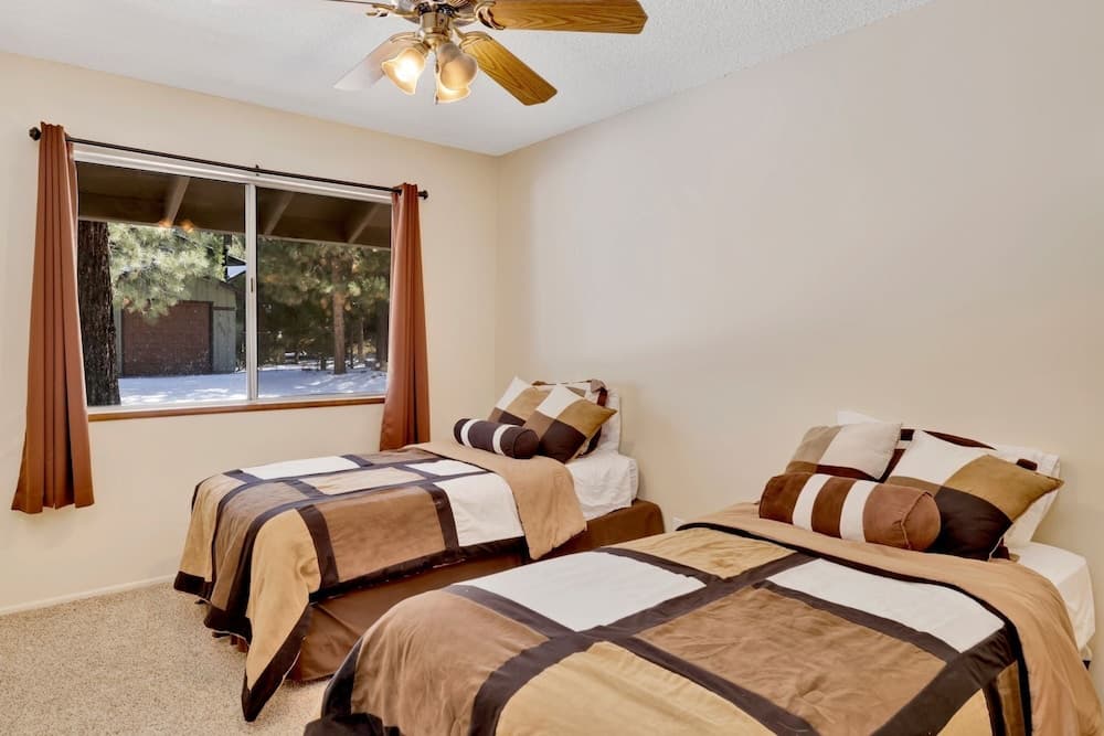 2119 - Crestwood Summit 3 Bedroom Home by Redawning