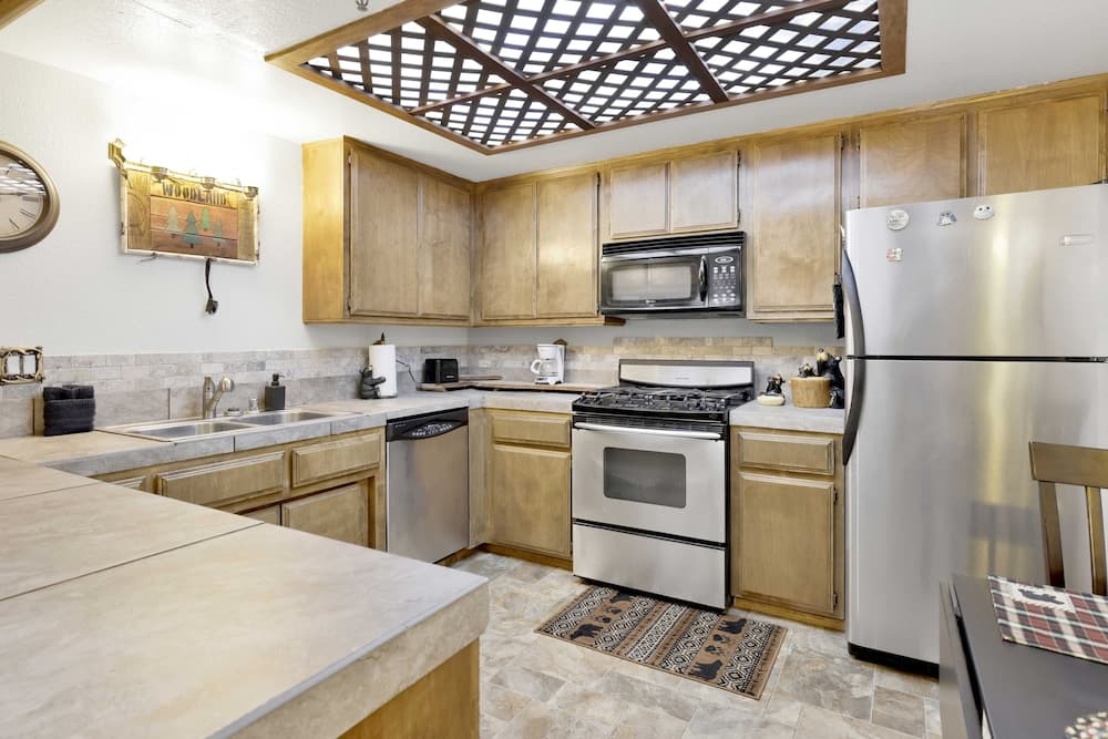 2133-warm Brownie 2 Bedroom Townhouse by Redawning