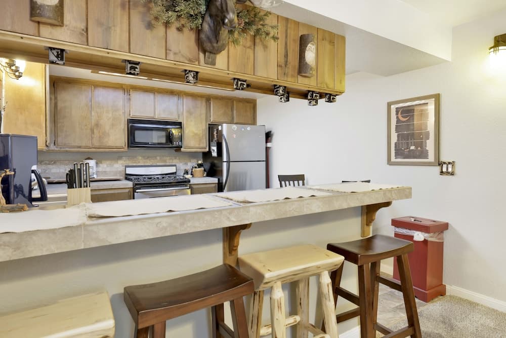 2133-warm Brownie 2 Bedroom Townhouse by Redawning