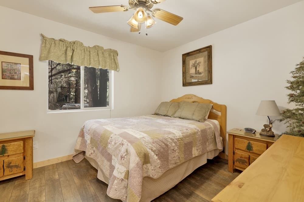 2163-chalet D'or 3 Bedroom Home by Redawning