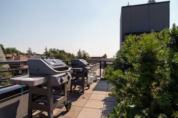 Cozy & Bright Capitol Hill Condo W/ Rooftop Views! Condo by Redawning