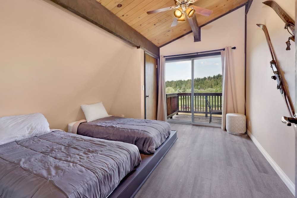 1976-bear Cabin 3 Bedroom Home by Redawning