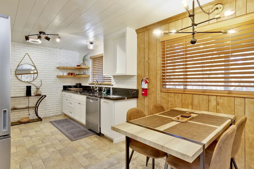 2199-comstock Cottage 1 Bedroom Home by Redawning