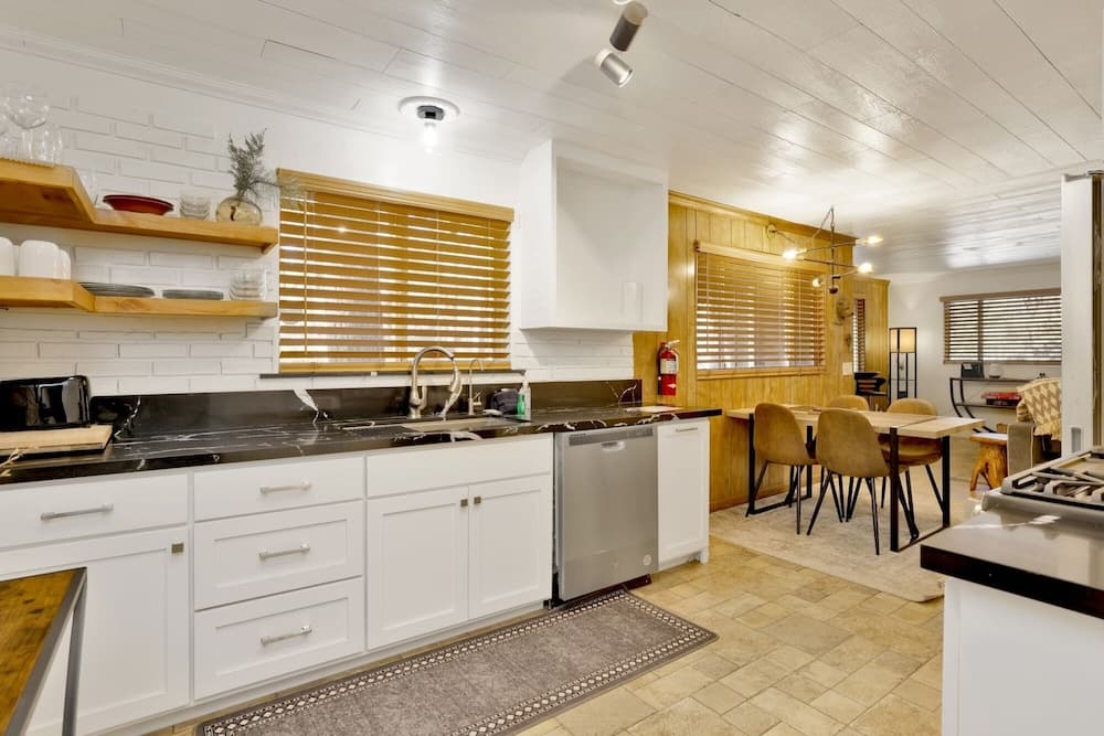 2199-comstock Cottage 1 Bedroom Home by Redawning