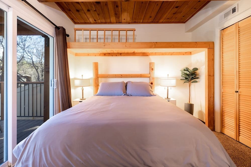 1977- Black Oak Cabin 3 Bedroom Home by Redawning