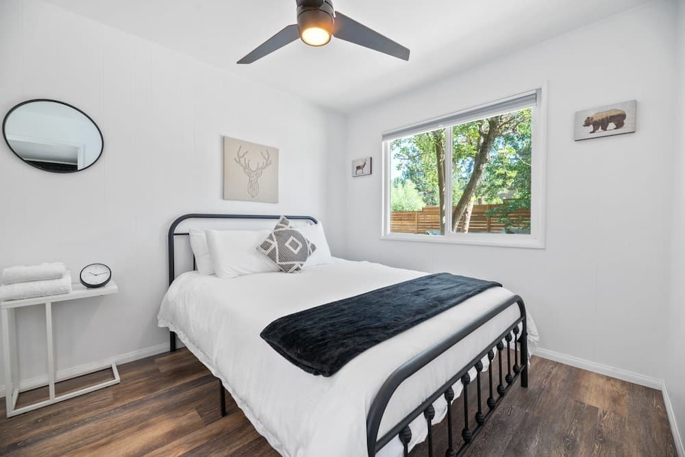 2230 - Blue Bear Lodge 6 Bedroom Hotel Room by Redawning