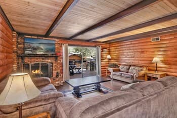 2075 - Cuddle Bear's Cabin 3 Bedroom Home by Redawning