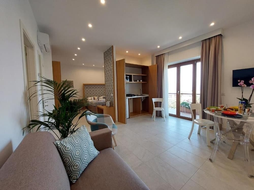 MISTRAL LUXURY SUITES