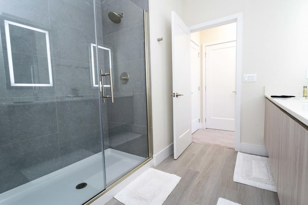 Elegant Townhome Near Themed Parks