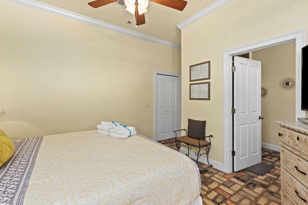 109 Island Cove Ct - Blue Palm Cove