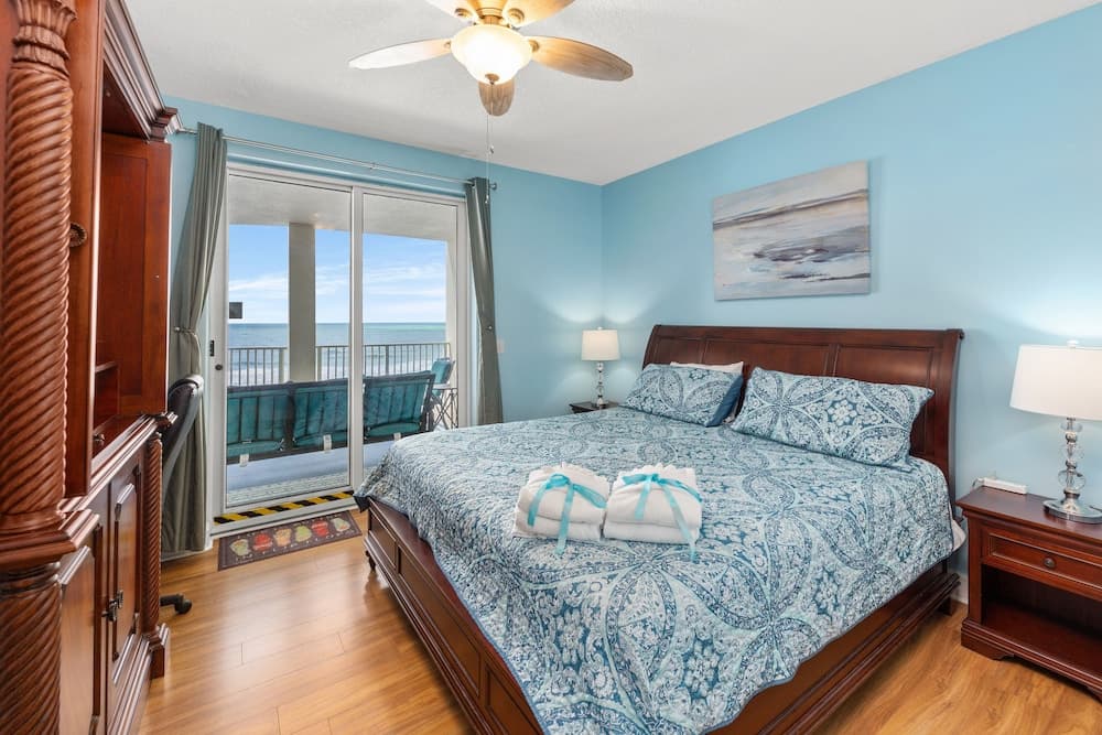 Large Balcony! Gulf Front Master Suite! Many Amenities On-site!