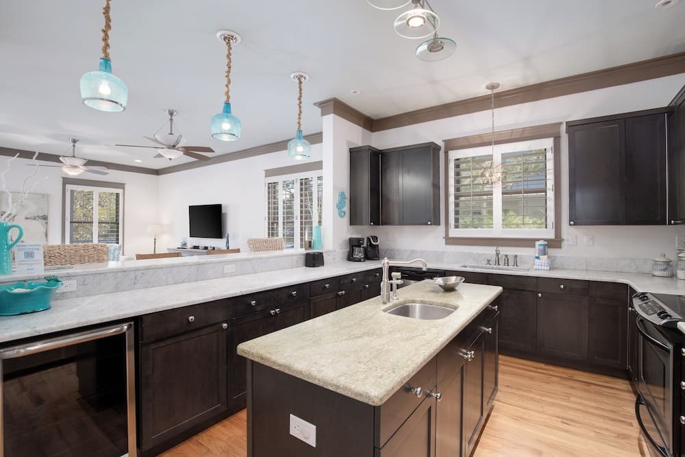 Four C's Retreat - Lavish Home With Private Boardwalk Access to the Beach