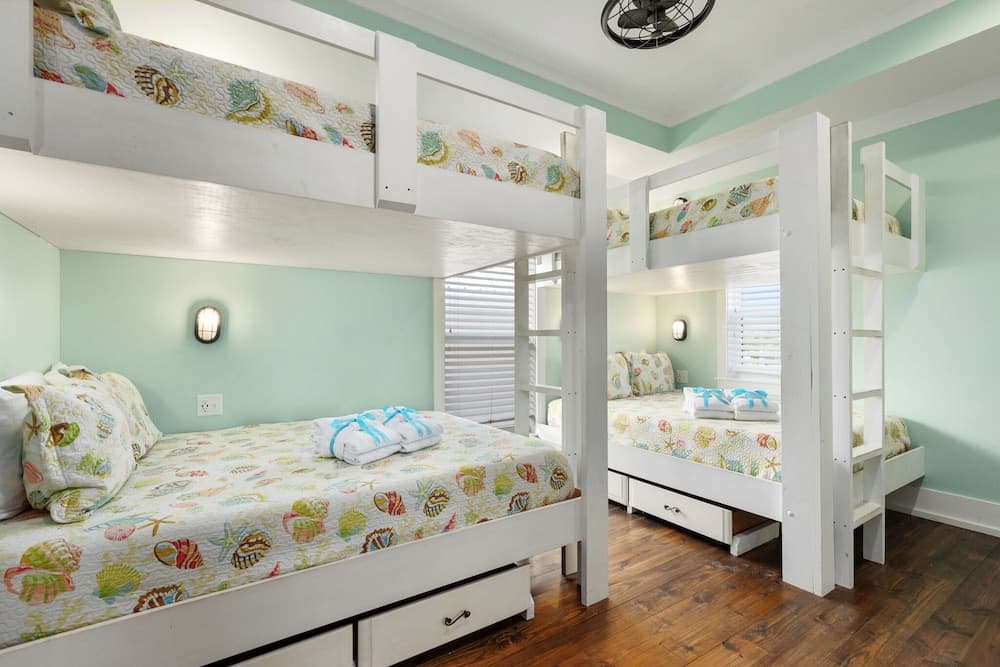 Three Master Bedrooms! Easy Beach Access! Gulf Views