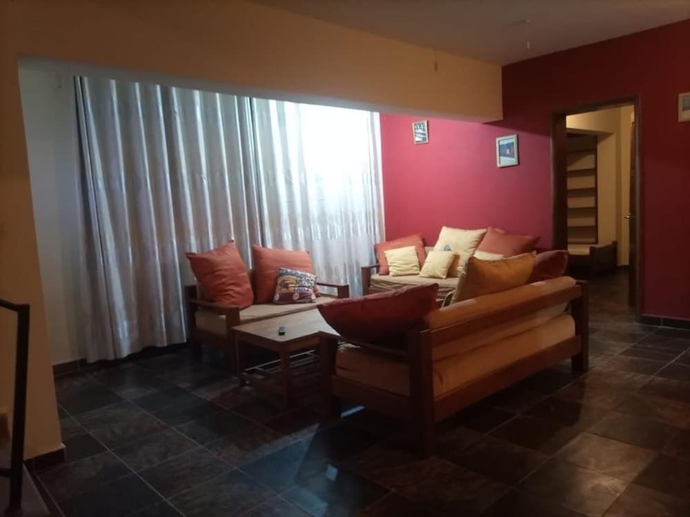 4 Bed Flat - Sleeps 8 - Pets - Pool - Parking