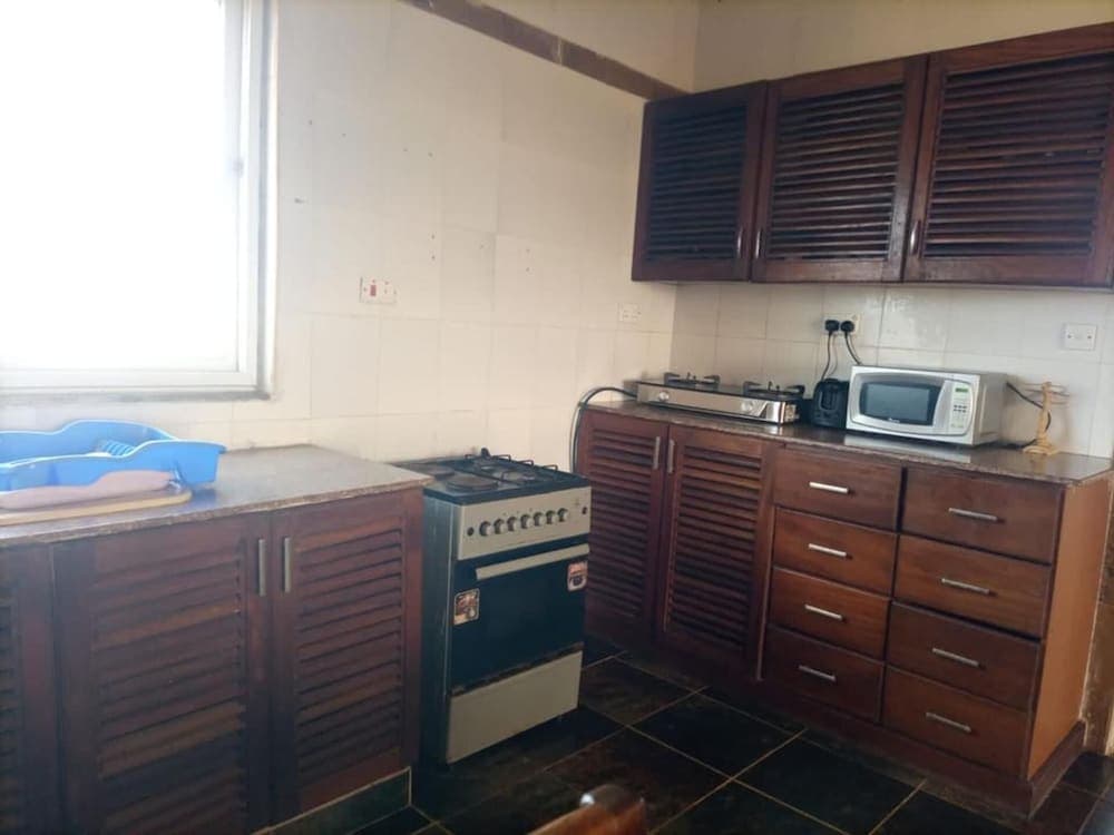 4 Bed Flat - Sleeps 8 - Pets - Pool - Parking