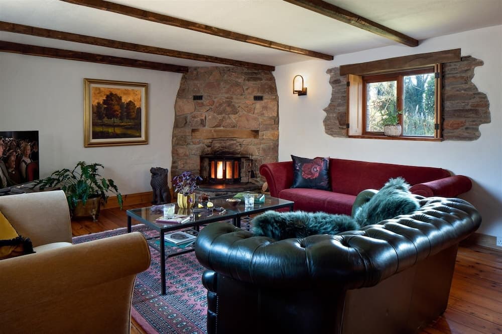 The Old Coach House - Converted Barn With Private Garden Parking and Fireplace