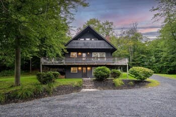 Hot Tub, Deck! Double Dipper Ski Home At Killington Mountain: Upper Level Unit 4 Bedroom Home