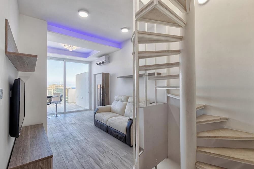 Seafront Penthouse Triplex- Roof Terrace & Hot Tub