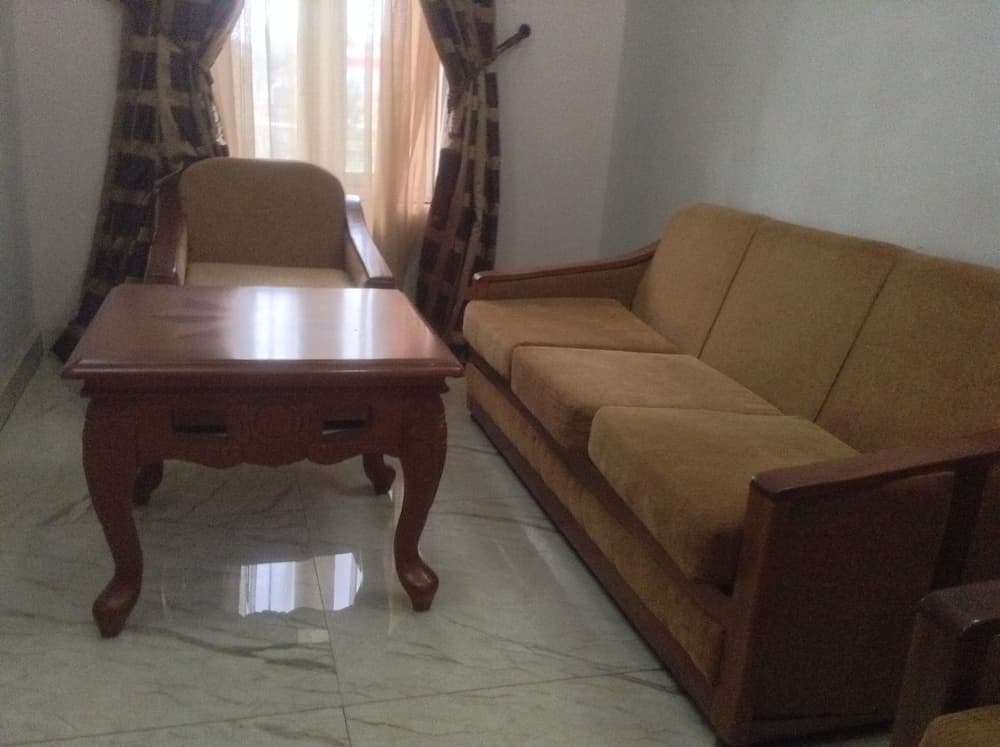 Nue Crest Hotel & Suites