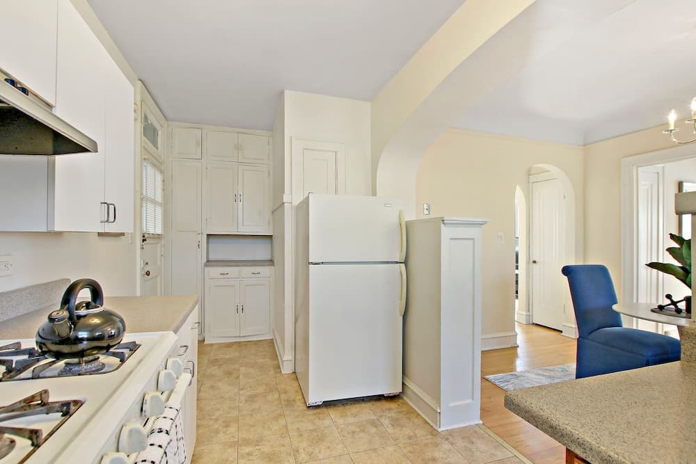 1-Bedroom Nice Apartment in Skokie