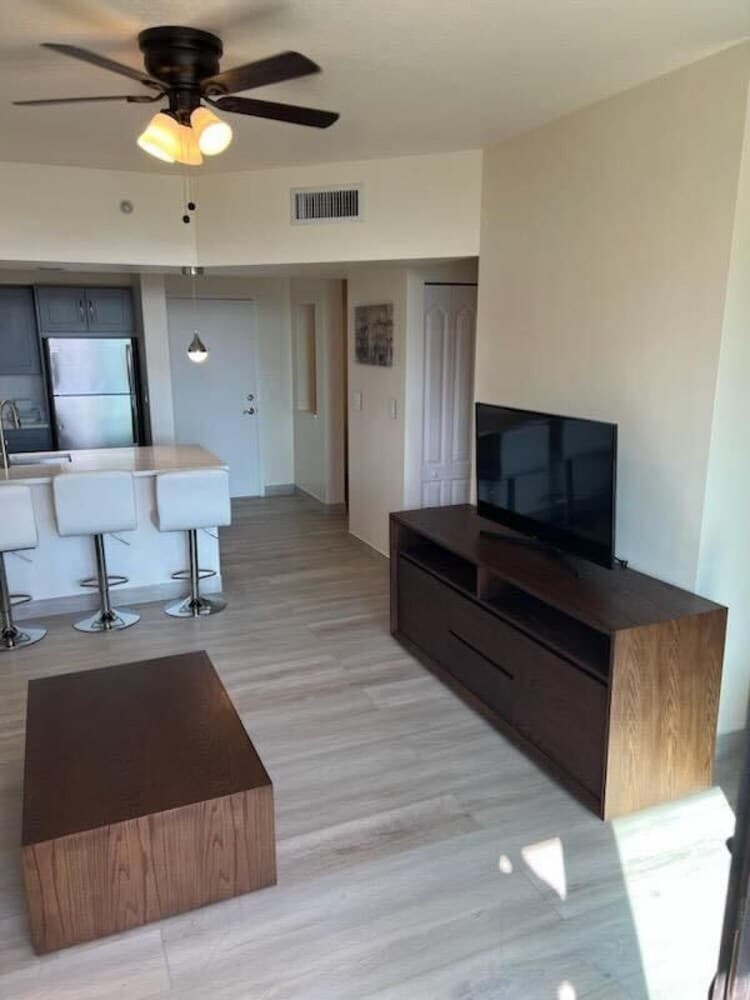 Modern 1B Condo w City Skyline Views in Las Olas