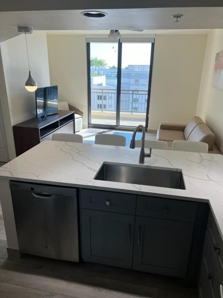 Modern 1B Condo w City Skyline Views in Las Olas